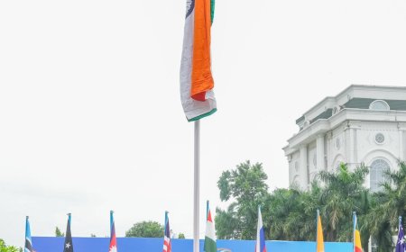 ग्राफिक एरा में शहीद के पिता ने फहराया तिरंगा
