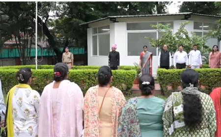 देहरादून में स्वतंत्रता दिवस पर DM आशीष चौहान ने किया ध्वजारोहण, बोले- स्वतंत्रता की रक्षा करना हम सभी की जिम्मेदारी