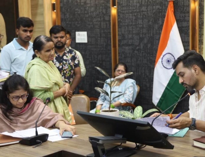 दादी को घर से बेदखल करना चाहती पोती, महिला सेल करेगी कार्रवाई - देहरादून में चल रहा है मामला
