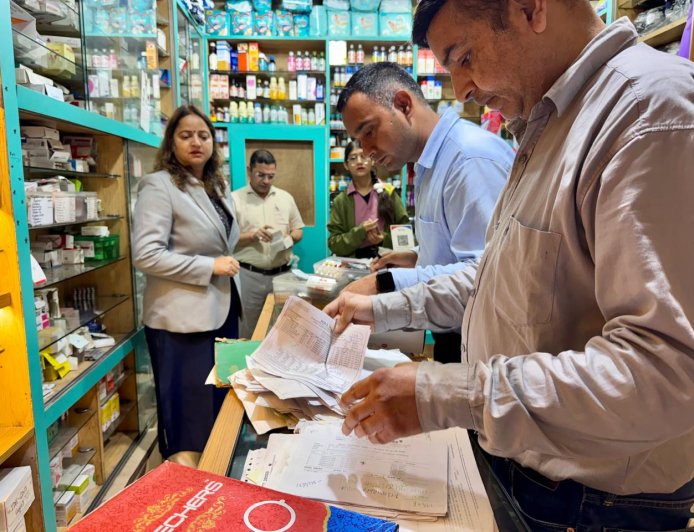मसूरी में मेडिकल स्टोरों की जांच से मचा हड़कंप: दवाओं में अनियमितताएं सामने आईं