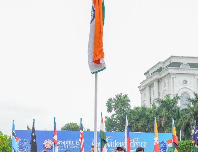 ग्राफिक एरा विश्वविद्यालय में शहीद के पिता का अद्वितीय सम्मान और तिरंगा फहराने की प्रक्रिया