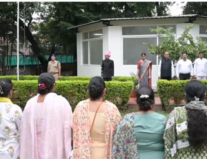 देहरादून में स्वतंत्रता दिवस पर DM आशीष चौहान ने किया ध्वजारोहण, स्वतंत्रता की रक्षा हम सबकी जिम्मेदारी