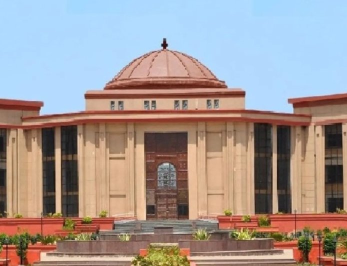 बुजुर्ग विधवा की पेंशन में रुकावट, हाईकोर्ट ने कलेक्टर को भेजा अवमानना नोटिस