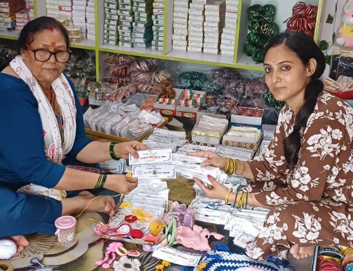 देहरादून: सास-बहू की जोड़ी ने हाथ से बनी राखियों से बटोरी सफलता, स्वरोजगार में मिली आत्मनिर्भरता