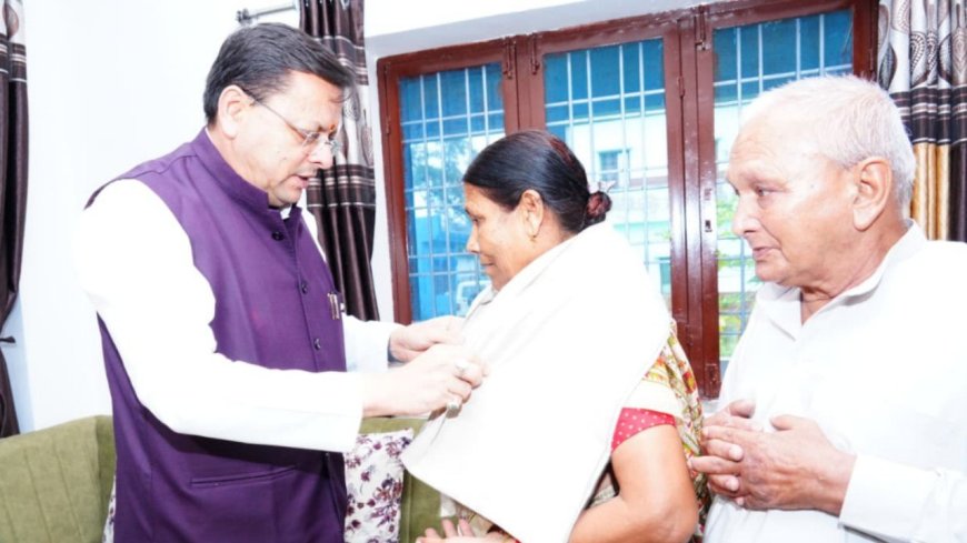 स्वतंत्रता दिवस की पूर्व संध्या पर शहीद अमित अणथ्वाल के परिजनों को CM धामी ने किया सम्मानित