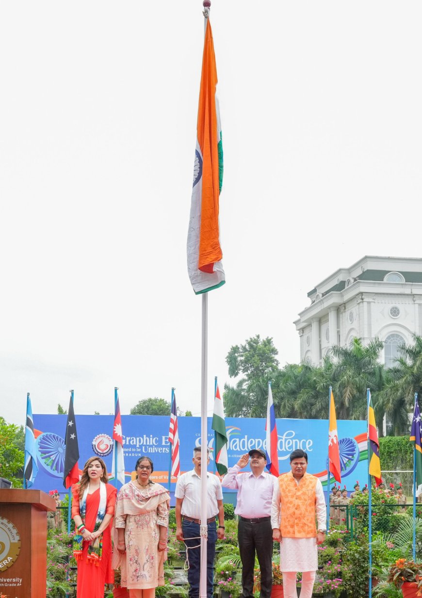 ग्राफिक एरा में शहीद के पिता ने फहराया तिरंगा