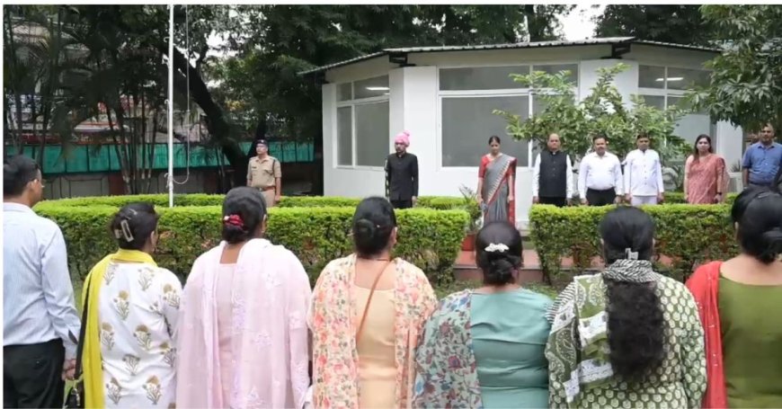 देहरादून में स्वतंत्रता दिवस पर DM आशीष चौहान ने किया ध्वजारोहण, स्वतंत्रता की रक्षा हम सबकी जिम्मेदारी