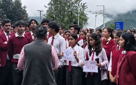 पौड़ी: भरसार विश्वविद्यालय में छात्रा की मौत पर फूटा साथी छात्र छात्राओं का गुस्सा, विवि प्रशासन पर लगाए गंभीर आरोप