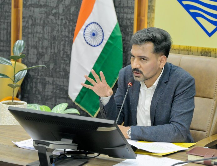 देहरादून में ‘गड्ढों’ की खैर नहीं! 40 टीमें स्ट्रीट लाइट पर तैनात, रात में अफसर करेंगे निगरानी