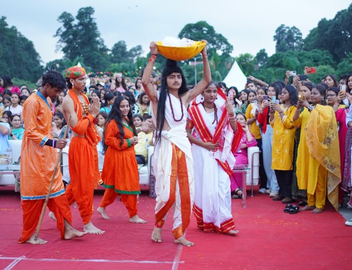 श्री गुरु राम राय विश्वविद्यालय में कृष्ण जन्मोत्सव की धूम, दही-हांडी ने बढ़ाया उत्साह