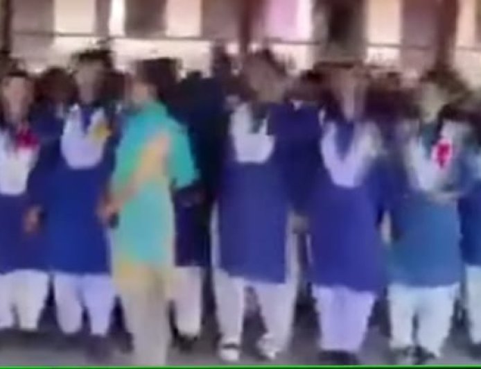 शिक्षक नियुक्ति की मांग को लेकर छात्राओं ने खोला मोर्चा