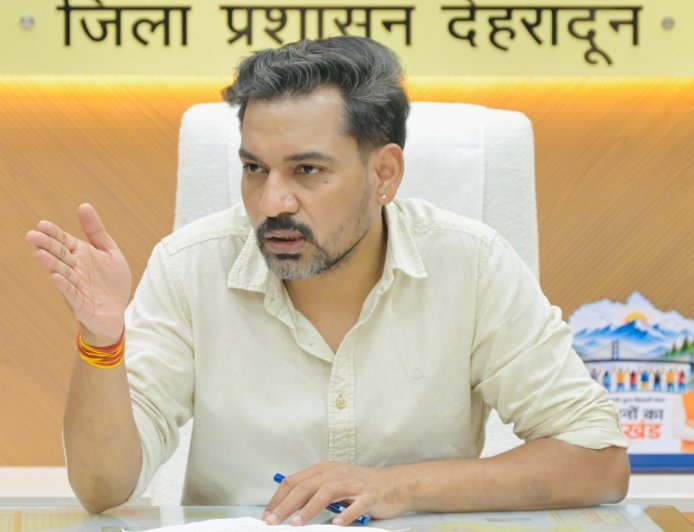 नदी में कूड़ा फेंका तो खैर नहीं! DM ने दिए FIR के सख्त आदेश