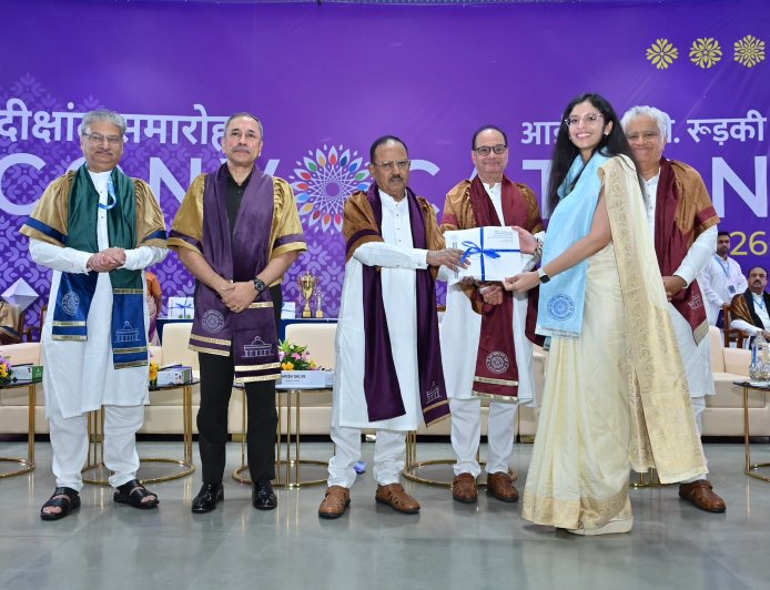आईआईटी स्नातक विद्यार्थियों को डिग्रियां प्रदान की गईं