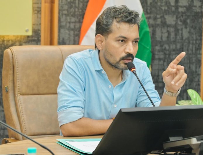 बारिश ने बिगाड़ी देहरादून की सड़कों की हालत, 48 मार्गों पर उतरेगा प्रशासन—दो दिन में मांगी रिपोर्ट