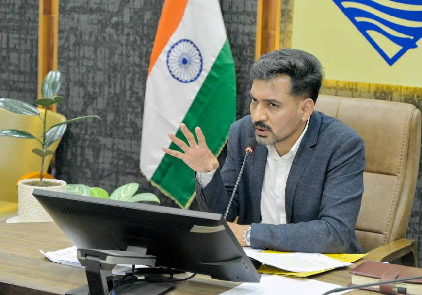 देहरादून में ‘गड्ढों’ की खैर नहीं! 40 टीमें स्ट्रीट लाइट पर तैनात, रात में अफसर करेंगे निगरानी