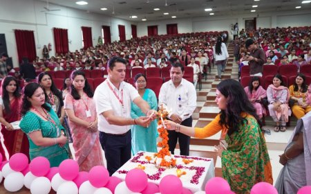 नवप्रवेशी विद्यार्थियों की सांस्कृतिक प्रस्तुतियों से बना रंगीन माहौल