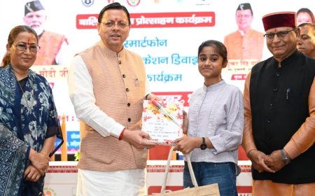 अंतरराष्ट्रीय बालिका दिवस: सीएम धामी ने 149 प्रतिभाशाली बालिकाओं को दिया स्मार्टफोन