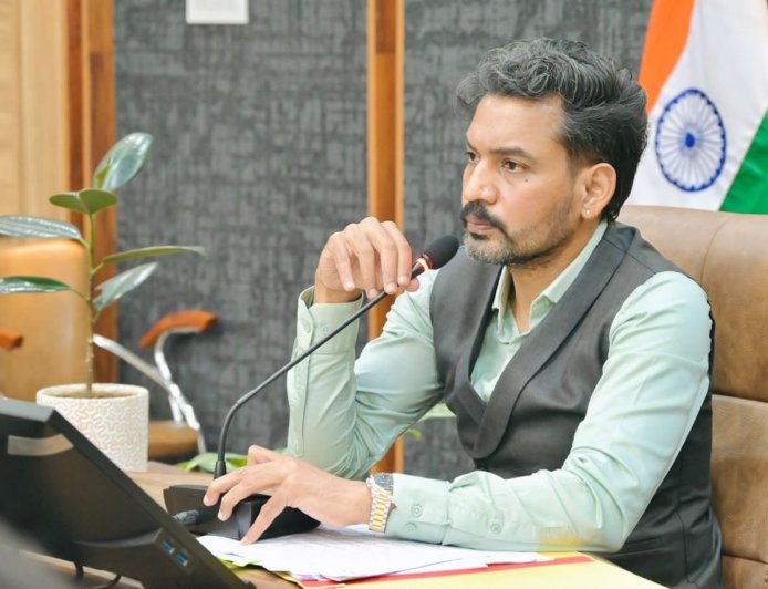 मातृ मृत्यु के 12 मामलों ने बढ़ाई चिंता, देहरादून DM ने कसा शिकंजा; लापरवाही पर ANM निलंबित