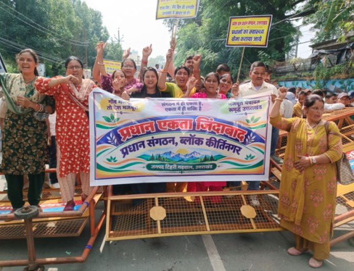 ग्राम प्रधानों ने सचिवालय कूच किया, बैरिकेडिंग तोड़कर धरना दिया