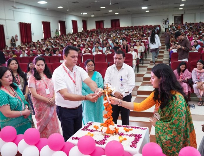 नवप्रवेशी विद्यार्थियों की सांस्कृतिक प्रस्तुतियों से बना रंगीन माहौल