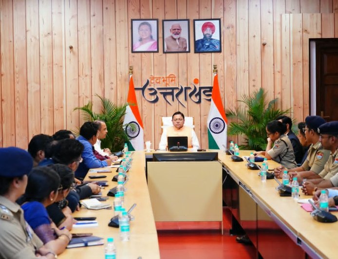 सीएम धामी ने अधिकारियों को दिया टारगेट, सड़कें गड्ढामुक्त करने और पाइपलाइन का काम एक नवंबर तक पूरा करने का निर्देश