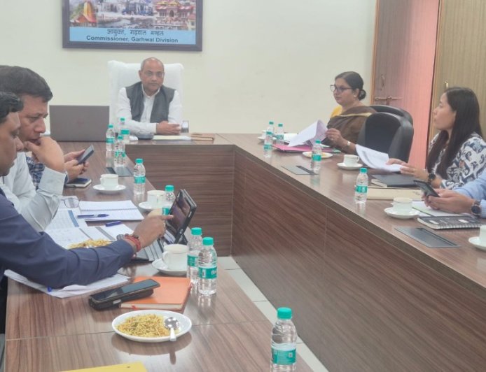 गढ़वाल आयुक्त ने गड्ढामुक्त सड़कों के लिए बनाया अल्टीमेटम, 16 अक्टूबर तक पूरा हो कार्य
