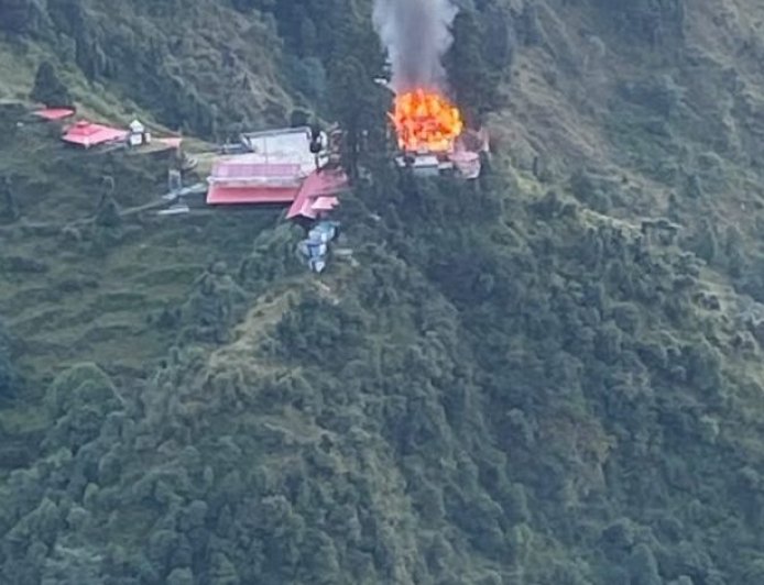 बागेश्वर: नवरात्र में बदीयाकोट के प्राचीन मां भगवती मंदिर में भीषण अग्निकांड, ऐतिहासिक मंदिर को भारी क्षति