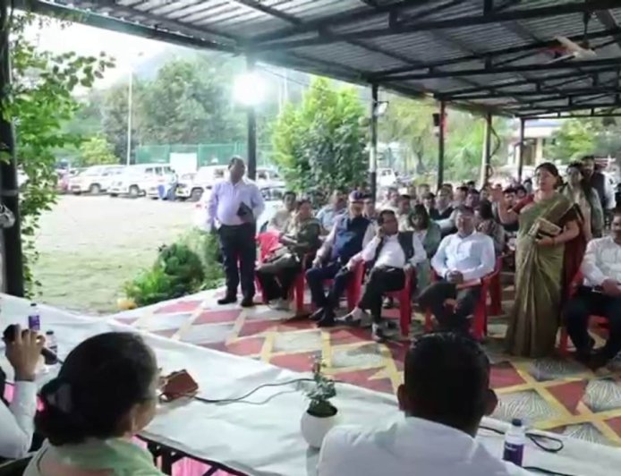 ग्रामीणों की समस्याओं के समाधान के लिए मालदेवता में लगी रात्रि चौपाल, जिला प्रशासन की अनूठी पहल