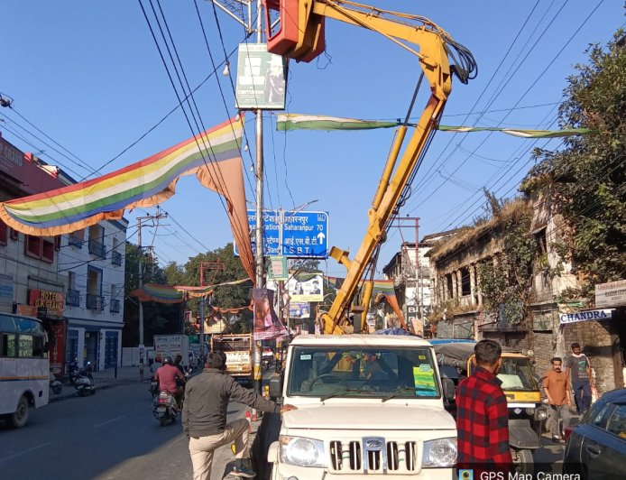 Dehradun News: देहरादून की सड़कों पर अंधेरा दूर करने का अभियान तेज, 806 खराब स्ट्रीट लाइटें चिह्नित; डीएम ने दिए मरम्मत के निर्देश
