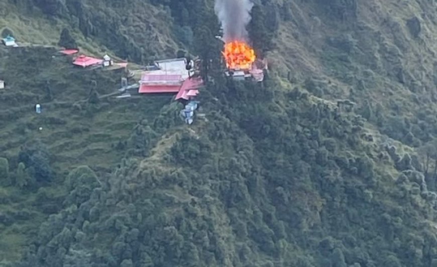 बागेश्वर: नवरात्र में बदीयाकोट के प्राचीन मां भगवती मंदिर में भीषण अग्निकांड, ऐतिहासिक मंदिर को भारी क्षति