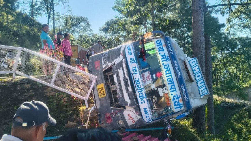 कोटद्वार-पौड़ी हाईवे पर खाई में गिरी जीएमओयू की बस, 30 यात्री थे सवार, मची चीख पुकार