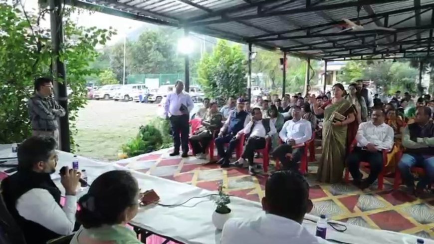 ग्रामीणों की समस्याओं के समाधान के लिए मालदेवता में लगी रात्रि चौपाल, जिला प्रशासन की अनूठी पहल